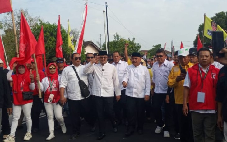 Ilyas Akbar Almadani - Tri Haryadi beserta massa pendukung saat tiba di depan Kantor KPU Karanganyar, Rabu (28/8/2024)