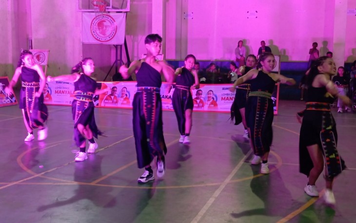 Anak muda Manggarai saat beratraksi dance di Gedung GOR