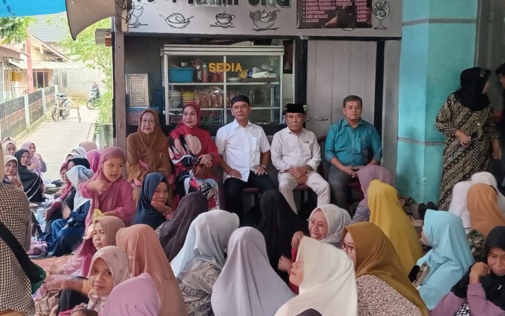 Calon Wakil Walikota Padangsidimpuan periode 2024 - 2029 Gempar Nauli Hamonangan Nasution, S.Sos, MSP memperkenalkan dirinya sekaligus bersilaturrahim kepada kaum ibu - ibu saat memenuhi undangan pengajian Nurul Yaqin Lingkungan VII Kelurahan Ujung Padang Kecamatan Padangsidimpuan Selatan Kota Padangsidimpuan, Sumatera Utara, Kamis ( 19 / 9/2024 )