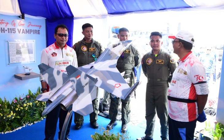 Kasau Tinjau Stand Skadron Udara 11 dan Skadron Udara 33 di TNI AU Fair 2024