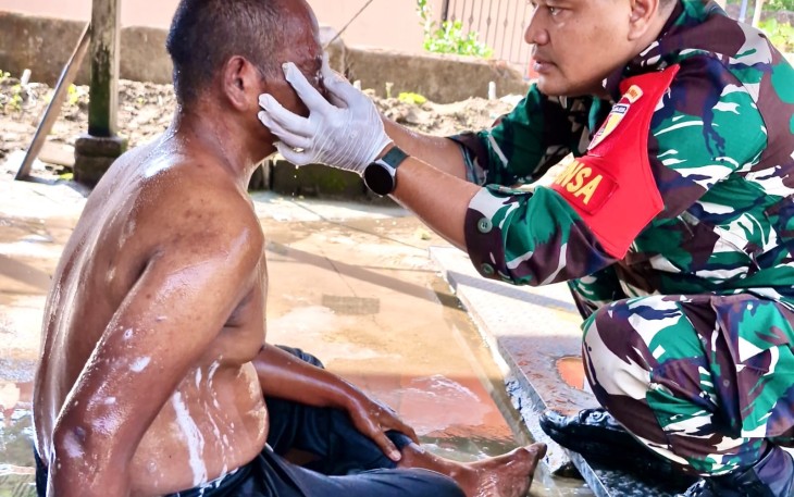 Wujud Peduli Babinsa Ramil 0801/01 Pacitan Rawat ODGJ Diwilayah Binaanya.