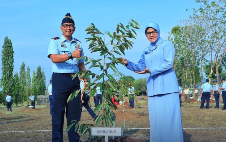 Komandan Lanud Sultan Hasanuddin Tanam Puluhan Pohon Durian