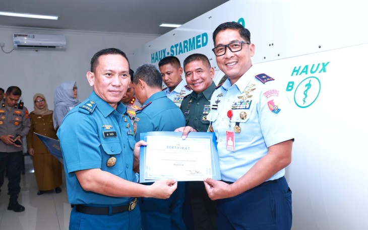 Danlanud Sultan Hasanuddin Menerima Penganugerahan Brevet Kehormatan Kesehatan Penyelaman dan Hyperbarik