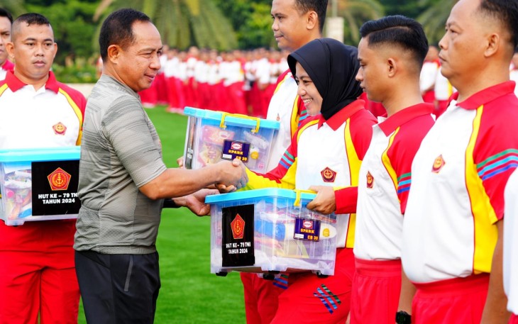 Panglima TNI Bagikan Ribuan Sembako dan Resmikan Lapangan Prima Mabes TNI