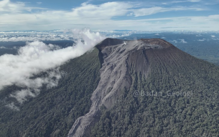 Visual bukaan kawah Gunungapi Ibu sektoral utara-barat laut yang diambil melalui drone pada 5 Juli 2024