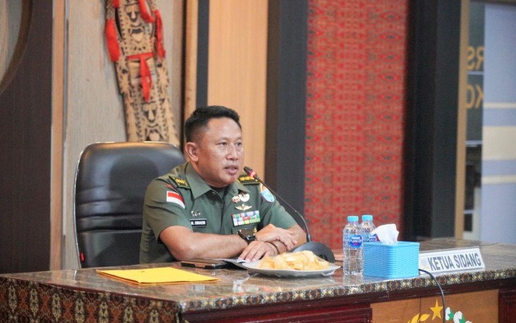 Kasrem 121/Abw Kolonel Inf Mohamad Isnaeni, S.E., M.M., memimpin Rapat Sidang Jabatan Perwira jajaran Korem 121/Abw TW II Tahun 2024, bertempat di Ruang Kolakops Rem 121/Abw, Sintang, Kalimantan Barat, Kamis (25/07/2024)