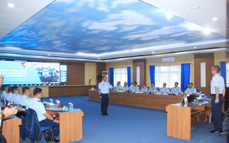 Komandan Lanud Sultan Hasanuddin Marsma TNI Bonang Bayuaji G., S.E., M.M., CHRMP mengikuti kegiatan Safety Meeting  Keselamatan Terbang Dan Kerja yang diselenggarakan Komando Operasi Udara (Koopsud) II, bertempat di ruang rapat Suryadi Suryadarma Koopsud II, Makassar, Selasa (24/12/2024)