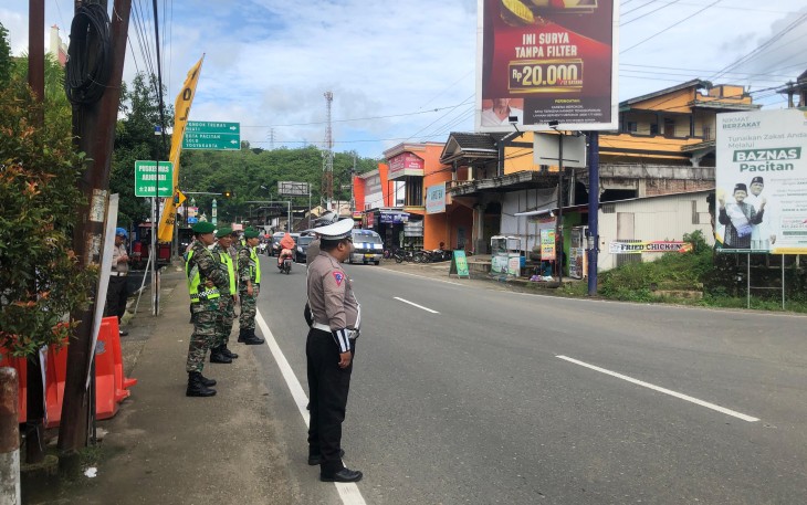 Kodim 0801/Pacitan bersama Tim Gabungan mengadakan apel Gabungan dalam rangka atensi Natal dan Tahun baru 2025 dan tetap standbay berjaga di pertigaan pasar Arjosari Kabupaten Pacitan