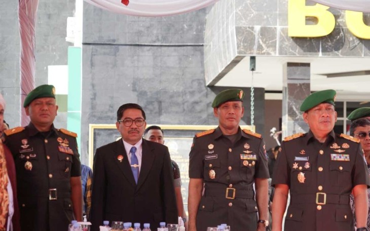 Danrem 121/Abw Brigjen TNI Purnomosidi, S.I.P., M.A.P., M.Han., hadiri Cara Serah Terima Danrem 102/Pjg, bertempat di Lapangan Makorem 102/Pjg, Palangkaraya, Kalimantan Tengah Sabtu (28/12/2024).