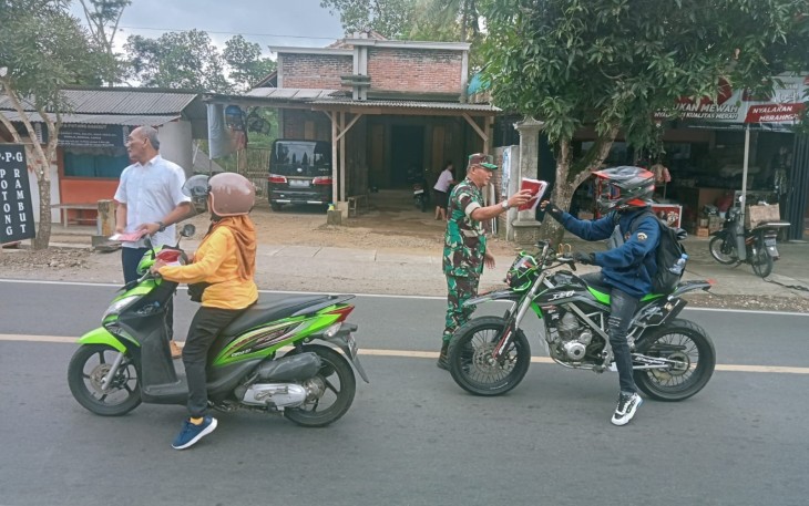 Posramil 0806/Suruh dan Forkopimcam Semarakkan HUT RI ke-79 dengan Pembagian Bendera Merah Putih