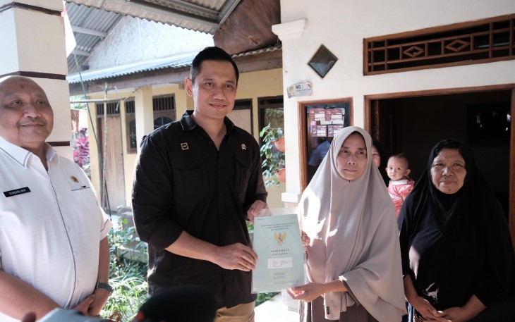 Menteri Agraria dan Tata Ruang/Kepala Badan Pertanahan Nasional (ATR/BPN) Agus Harimurti Yudhoyono Serahkan Sertipikat Hasil PTSL di Kaki Gunung Salak