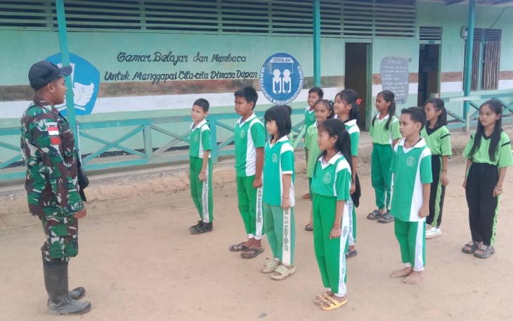 Satgas Yonzipur 5/ABW Mendidik Generasi Penerus di Garis Batas