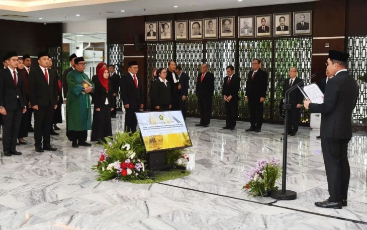 Sekjen Kementerian ESDM, Dadan Kusdiana saat menyaksikan pelantikan Pejabat Fungsional, Pengukuhan Koordinator dan Subkoordinator serta Penyerahan Surat Keputusan Kenaikan Pangkat Periode Februari 2024 di Lingkungan Sekretariat Jenderal Kementerian ESDM pada hari ini, Rabu (31/1).