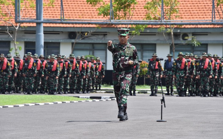 Komandan Kodiklatal (Dankodiklatal) Letjen TNI Marinir Nur Alamsyah memimpin upacara penyambutan Siswa Dikmapa PK Angkatan 30 A, 30 B Susgakes, dan PSDP, serta Siswa Dikmaba dan Dikmata 43/1 TA. 2023 TNI Angkatan Laut, sebagai Jalasena Muda Penjaga Negeri yang telah berhasil melaksanakan Lattek di KRI Surabaya (SBY) – 591 dan KRI dr. Soeharso (SHS) – 990 sejak tanggal 15 sampai 21 Januari 2024