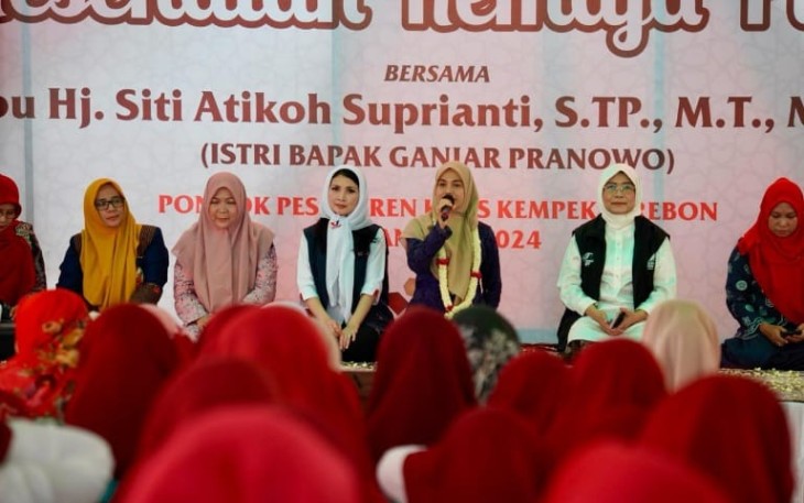 Seminar Kesehatan Remaja Putri bersama istri Capres nomor urut 3 Ganjar Pranowo, Siti Atikoh Suprianti di Pondok Pesantren Khas Kempek, Gempol, Cirebon, Jawa Barat, Selasa (30/1/2024).