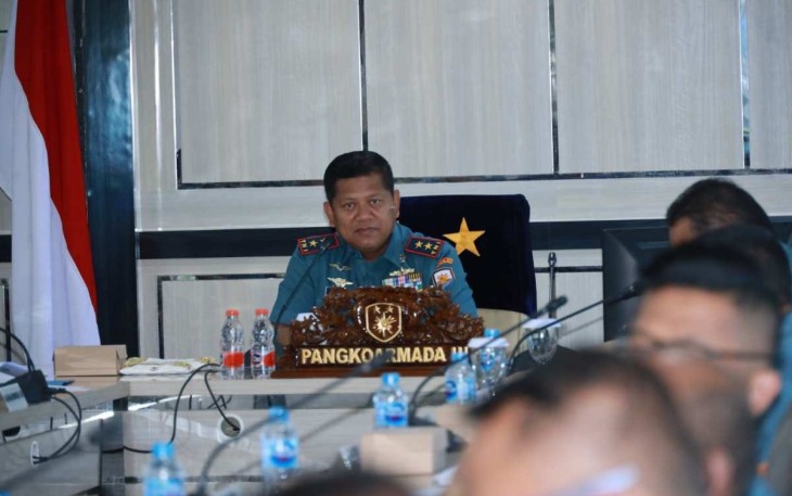 Panglima Komando Armada (Pangkoarmada III) Laksamana Muda TNI Hersan, S.H., M.Si., M.Tr.Opsla menerima paparan Rencana Garis Besar Latihan Kesiapansiagaan Operasi (LKO) Koarmada III T.A 2024 dari Komandan Satuan Udara Koarmada III Kolonel Laut (P) Rivai, selaku Ketua Tim Kelompok Perancang Latihan (KPL)  kegiatan tersebut, yang bertempat di Lobi Mako Koarmada III, Katapop Kabupaten Sorong Papua Barat Daya, Selasa (13/02/24)