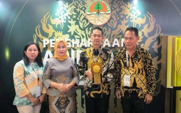 Wakil Walikota Bitung, Hengky Honandar bersama Kadis DLH Bitung Merianti Dumbela dan Kabid Kebersihan Bitung usai menerima piagam penghargaan dari Wakil Presiden KH, Ma'arif Amin