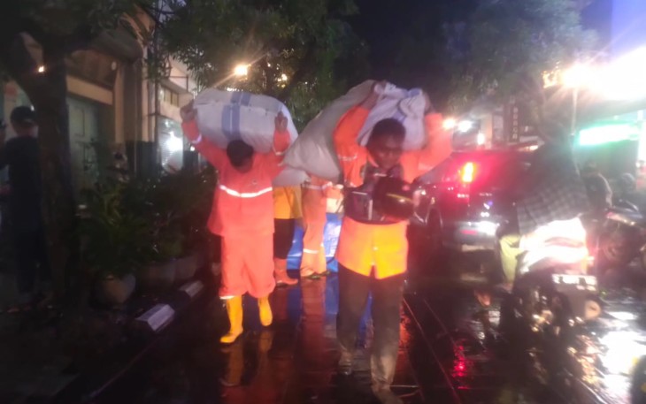 Tim Gabungan langsung bergerak cepat melakukan penanganan di lokasi kejadian banjir yang menggenangi wilayah Kelurahan Braga, Kecamatan Sumur Bandung, Kota Bandung, Jawa Barat pada Kamis (11/1).