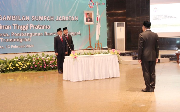 Menteri Desa Pembangunan Dearah Tertinggal dan Transmigrasi (Mendes PDTT) Abdul Halim Iskandar melantik Lalu Syaifuddin sebagai Inspektur II Inspektorat Jenderal (Irjen) Kemendes PDTT di Jakarta, Selasa (13/2/2024)