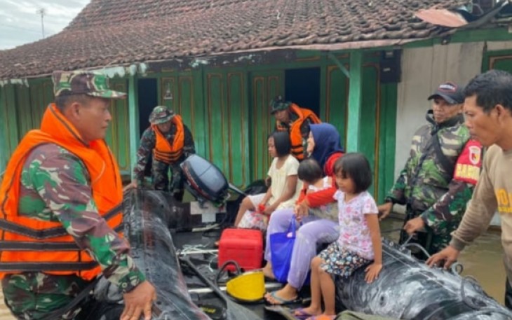 Prajurit TNI Terjun Bantu Warga Terdampak Banjir 