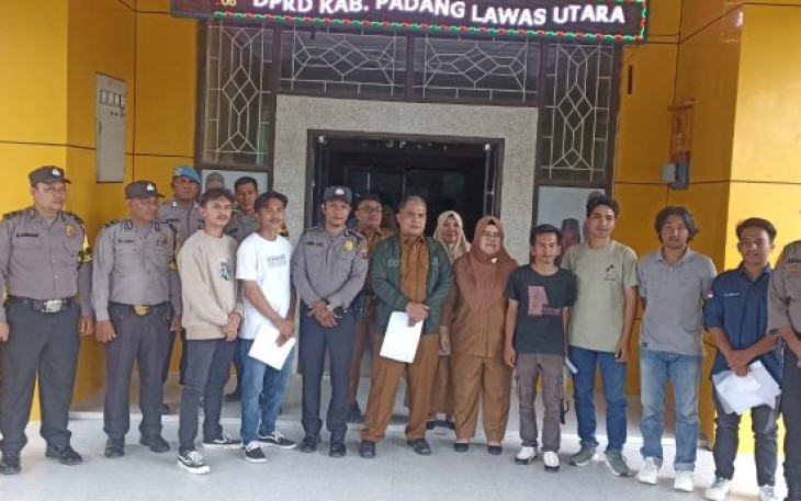 Polsek Padang Bolak photo bersama dengan Mahasiswa