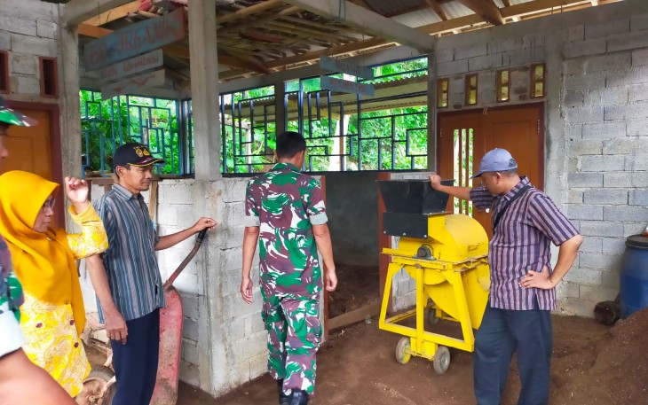 Anggota Kodim 0801/Pacitan Dampingi Kadistan Tinjau Hewan Ternak