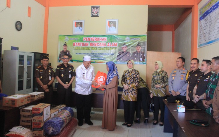 Bupati Hamsuardi saat serahkan Bantuan Bencana Alam di Bancah Kariang Kinali 
