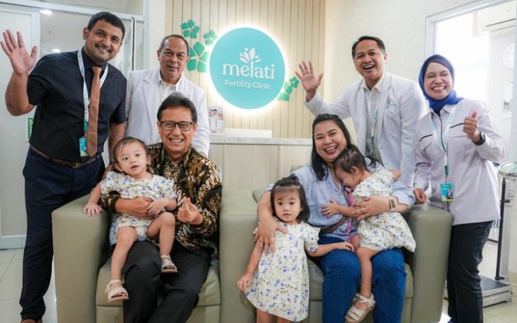 Menkes Budi Gunadi Sadikin foto bersama usai meresmikan layanan eksekutif RSAB Harapan Kita 