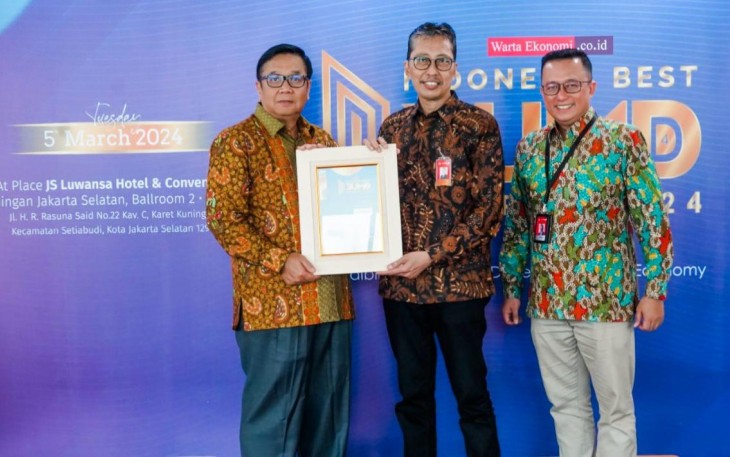 Bank Jatim saat Raih TOP BUMD 2024. Penghargaan diterima langsung oleh Direktur Utama Bank Jatim Busrul Iman dan didampingi oleh Komisaris Independen, Sumaryono dan Corporate Secretary, Wioga Adhiarma Aji.