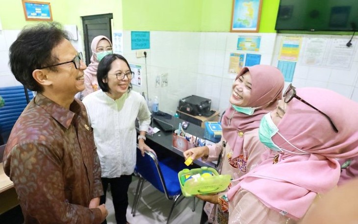 Menkes Budi Gunadi Sadikin saat berdialog dengan petugas puskesmas 