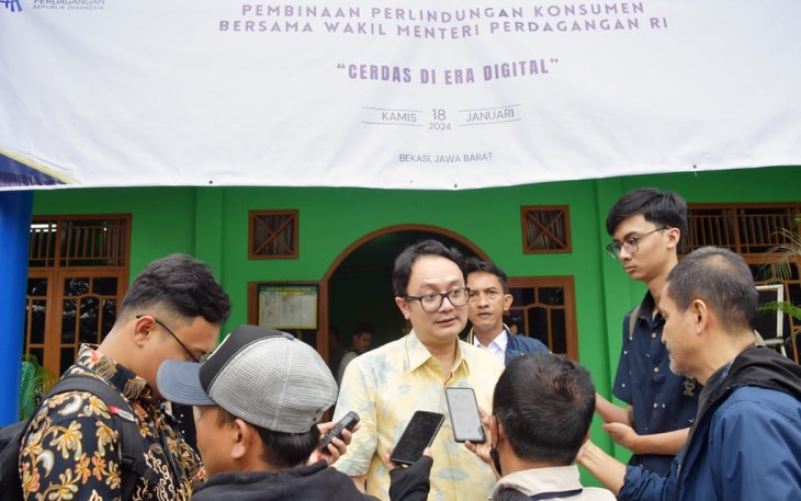 Wakil Menteri Perdagangan Jerry Sambuaga dalam Pembinaan Perlindungan Konsumen “Cerdas di Era Digital” di Ruang Serba Guna Persatuan Guru Republik Indonesia (PGRI), Bekasi, Jawa Barat, kemarin, Kamis (18/01/2023).