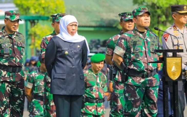 Gubernur Jawa Timur, Khofifah Indar Parawansa menghadiri Apel Gelar Pasukan Kesiapan Pengamanan Pemilu 2024 di Lapangan Makodam V/Brawijaya, Kamis (01/2/2024)