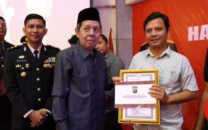 Kapolres Tapsel AKBP Imam Zamroni  pada saat penyerahan Piagam Penghargaan Kepada Wartawan, Dalam Rangka HUT Bhayangkara Ke 77 Tahun 2023, lalu