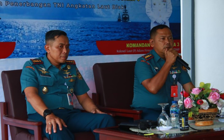 Jelang pelaksanaan Serah Terima Jabatan, Komandan Wing Udara 3 Kolonel Laut (P) Adam Firmansyah Melaksanakan Exit Briefing kepada seluruh personel Penerbangan Wilayah Biak yang digelar di Kanopi Selasar Belakang Mako Lanudal Biak, Jumat (5/1/2024)