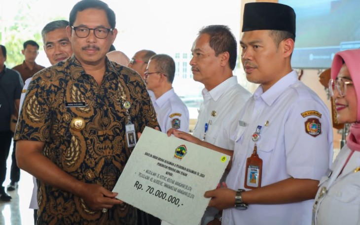Penyerahan bantuan secara simbolis oleh Penjabat (Pj) Gubernur Jawa Tengah Nana Sudjana di Pendapa Pemerintah Kabupaten Karanganyar, Rabu (7/2/2024)