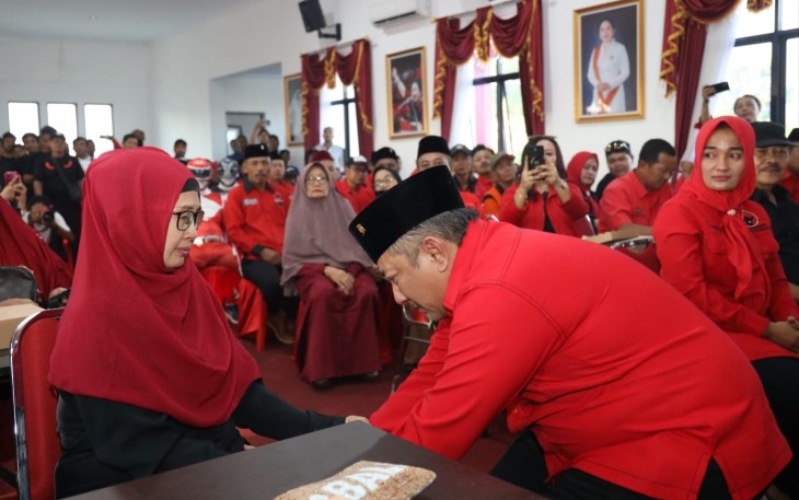 Rober Christanto meminta restu ibundanya di sela menyerahkan berkas formulir pendaftaran sebagai Bacabup Karanganyar, di aula Sekretariat DPC PDI Perjuangan Karanganyar, Senin (27/5/2024).