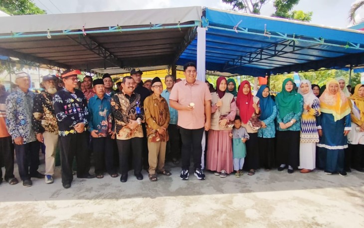 Bupati Bintan Roby Kurniawan foto bersama Masyarakat Desa Ekang 