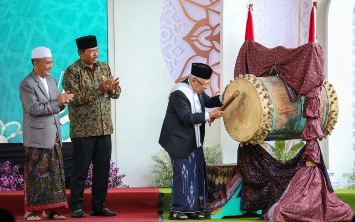 Wapres RI Ma’ruf Amin saat menghadiri Haul ke-52 KH Ma’shum Ahmad, dan Peringatan Hari Lahir (Harlah) ke-101 Nahdlatul Ulama (NU), di Pondok Pesantren Kauman, Desa Karangturi, Kecamatan Lasem, Kabupaten Rembang, Sabtu (27/1/2024).
