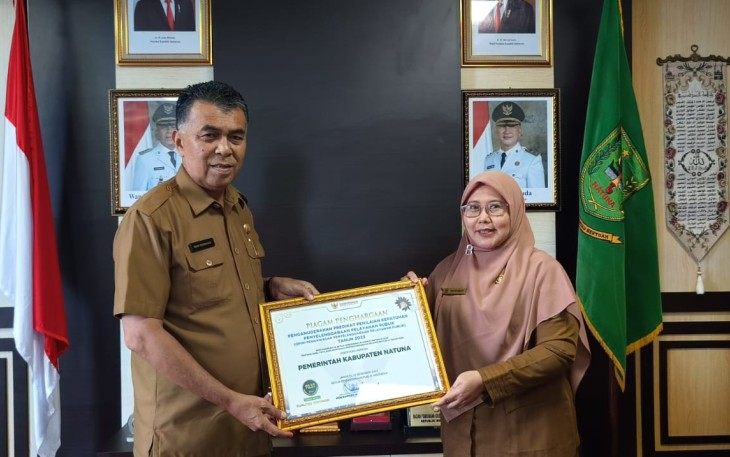 Bupati Natuna, Wan Siswandi kembali dapatkan penghargaan dari Ombudsman. Penghargaan dari Ombudsman diterima dan diserahkan kepada Bupati Natuna melalui Kabag Ortal Sekda Natuna, Sari Ekawati. Bertempat di ruang kerja Bupati Natuna Lantai ll. Jl. Batu Sisir Desa Sungai Ulu Kecamatan Bunguran Timur Kabupaten Natuna, Selasa (13/02/2024)