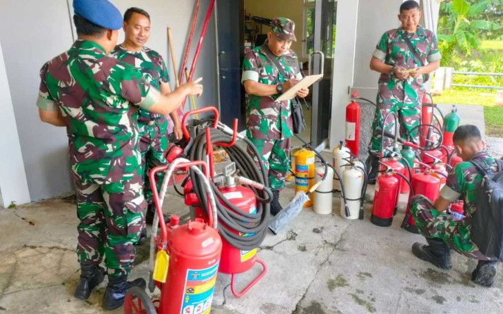Satuan Pemeliharaan 72 Koharmatau saat Lakukan Pemeriksaan Rutin APAR di Pangkalan Udara Wiriadinata