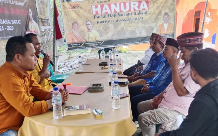 Marsel Jeramun Bersama Rombongan Saat Mendaftar di Sekretariat Partai Hanura Manggarai Barat