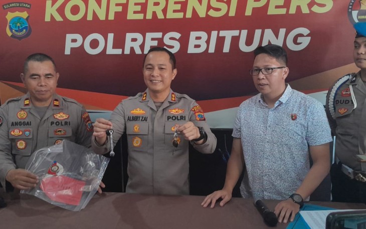 Kapolres Bitung (Tengah) saat menggelar konferensi Pers