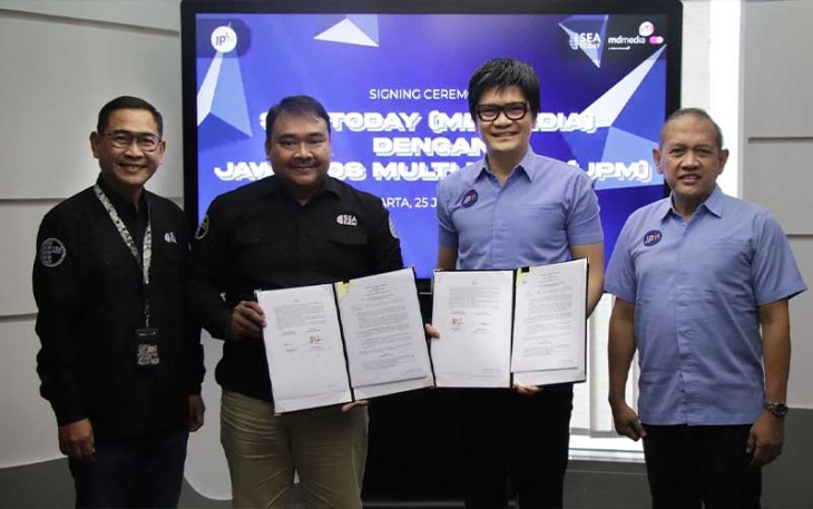 Direktur Operasional dan Penjualan MD Media sekaligus CEO SEA Today Pujo Pramono (kedua dari kiri) dan Direktur Jawa Pos sekaligus Presiden Direktur Jawa Pos Multimedia Maesa Samola (kedua dari kanan) usai penandatanganan kerja sama untuk distribusi dan komersialisasi program disaksikan Direktur Utama MD Media Arif Prabowo (paling kiri) dan Direktur Program dan Jaringan Jawa Pos Multimedia Emar Pasha Amangku (paling kanan) di Jakarta beberapa waktu lalu.
