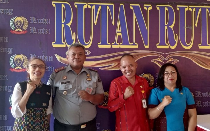 Kepala Rutan Ruteng, Heri Sutriadi dan Kepala Dinas PPO Manggarai Wensislaus Sedang Berpose Bersama Usai Kegiatan