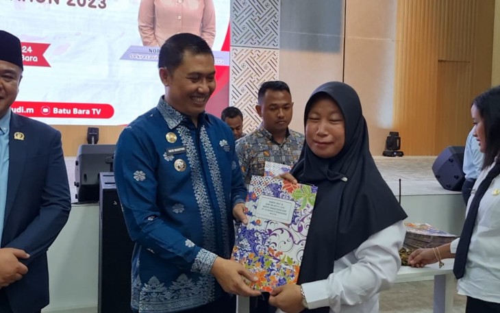 Pj Bupati Batu Bara Serahkan Ratusan SK PPPK