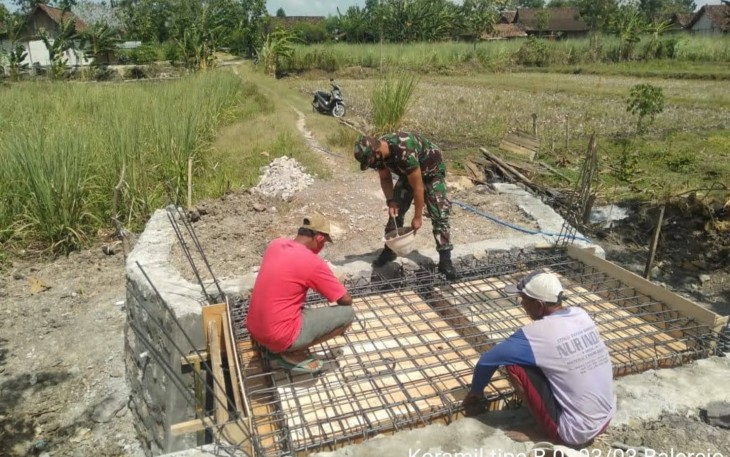 Babinsa Sogo Kerja Bakti Bersama Warga Bangun Jembatan