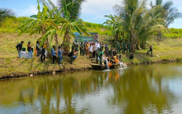 Pangdam XIII/Merdeka bersama rombongan saat melakukan penebaran benih bibit ikan nila di kolam ikan Hidden Valley Kecamatan Kauditan Kabupaten Minahasa Utara