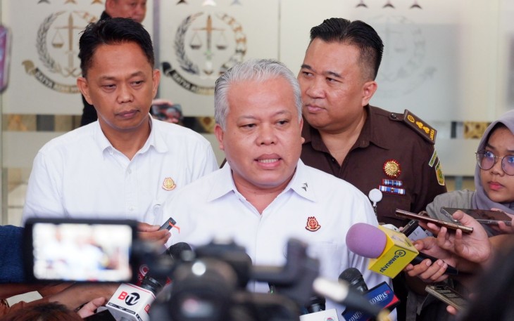 im Jaksa Penyidik pada Direktorat Penyidikan Jaksa Agung Muda Bidang Tindak Pidana Khusus (JAM PIDSUS) telah melakukan pemindahan penanahan terhadap Tersangka HH, Tersangka ED, dan Tersangka M dari Kejaksaan Tinggi Jawa Timur, Selasa 5 November 2024