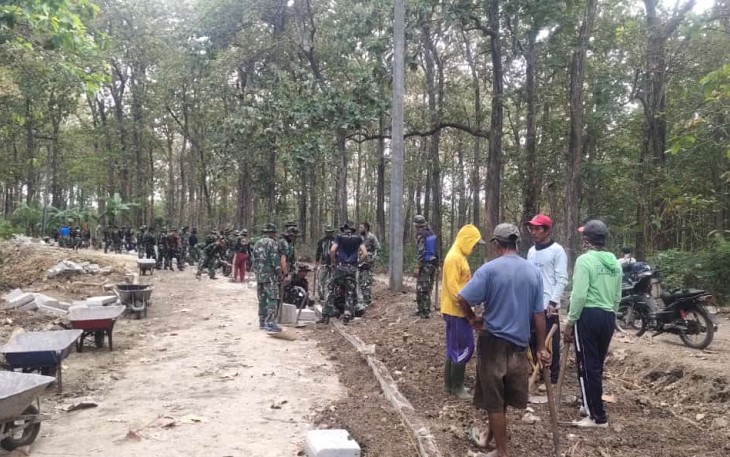 Sambutan Hangat dan Antusias Warga Kepada Personel Satgas TMMD Ke 121 Kodim 0805/Ngawi 