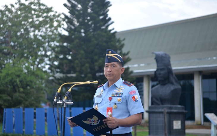 Danlanud Sultan Hasanuddin Marsma TNI Bonang Bayuaji G, S.E., M.M., CHRMP., memimpin upacara mingguan bertempat di Apron Galaktika, Lanud Sultan Hasanuddin, Makassar, Senin (11/11/2024)